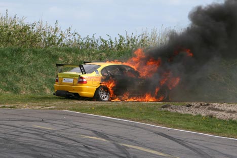 Bilen står i flammer